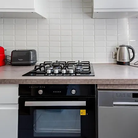 Spacious 2 Bedroom Family Authentic 15 *